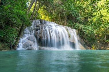 Erawan su Sarımlı (ikinci kat), Srinakarin Barajı, Kanchanaburi, Thailand.Erawan su tropikal yağmur ormanları güzel şelale Tayland olduğunu. Görünmeyen Tayland - görüntü