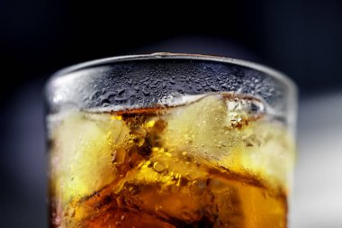 Barda cam iç. Loş bir atmosferde.