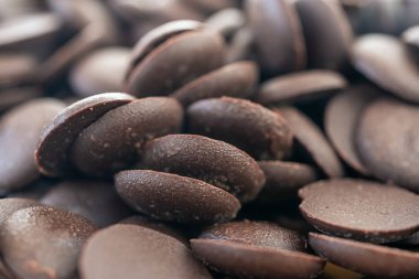 Çikolata tabletlere sıkıştırılır. Kolay depolama ve pişirme için