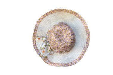 Beyaz bir arkaplanda kırpma yolu ile izole edilmiş yuvarlak bir hasır şapkanın üst görünümü.