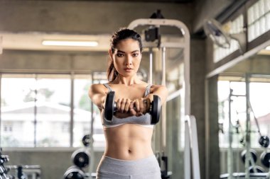 Çünkü bu onu düzgün, egzersiz kavramı Asyalı güzel kadın çift spor salonunda, o gülümseme mutlu egzersiz kaldırma, kilo, kaslarını güçlendirmek.