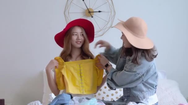 Kran Gedreht Video Von Zwei Schöne Asiatische Frauen Wählen Kleidung — Stockvideo