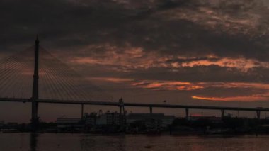 Zaman aşımı, gün doğumunda köprüde sabah atmosferi.