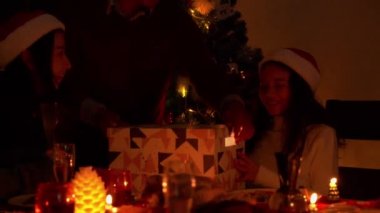 Noel günü, mutlu ailenin bir anne ve babası vardı. Anne ve baba parlak ışıkla açılan harika bir hediye kutusu verdiler..