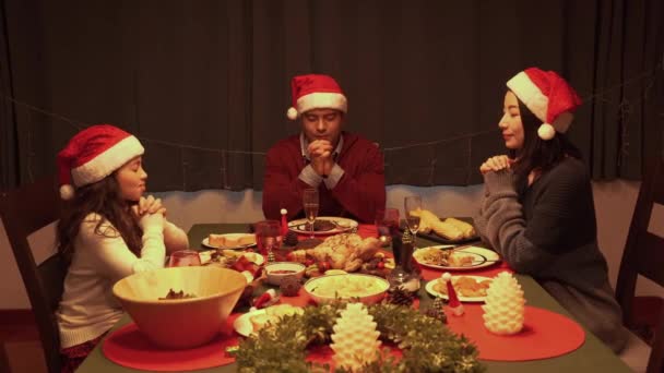 Die Familie Betet Vor Dem Abendessen Für Weihnachten — Stockvideo