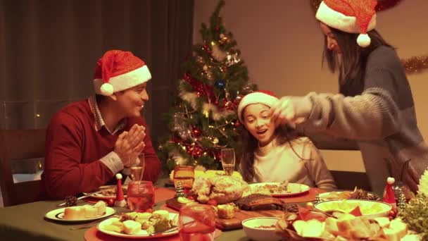 Мама Приносить Їжу Смажену Індичку Яку Подають Стіл Різдвяний День — стокове відео