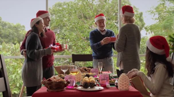 Grand Père Donné Cadeau Fils Belle Fille Petits Enfants Également — Video