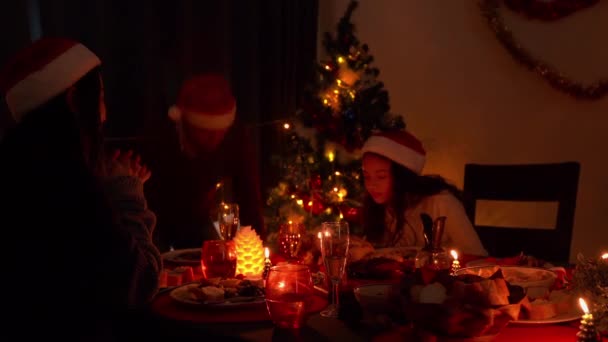 Día Navidad Familia Feliz Tuvo Padre Una Madre Padre Madre — Vídeos de Stock