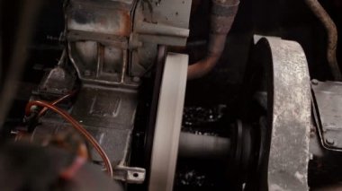 4K atış, eski motor teknede, yelken açarken çalışıyor.