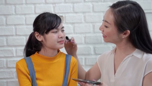 Mamá Está Usando Rubor Maquillaje Para Las Adolescentes Madre Enseña — Vídeo de stock