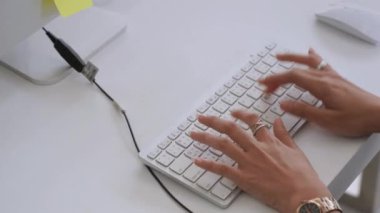 Üst Manzara, Klavye kullanan kadınların elleri