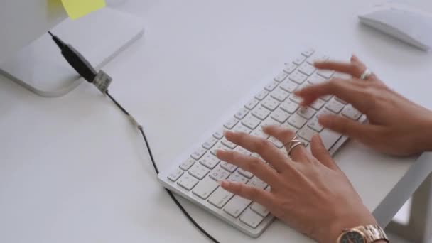 Draufsicht Die Hände Von Frauen Die Die Tastatur Benutzen — Stockvideo