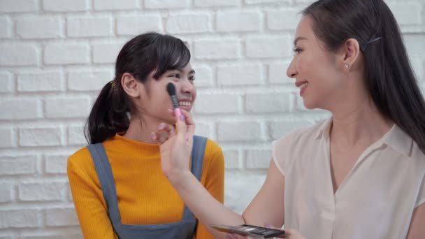 Mãe Está Usando Blush Maquiagem Para Meninas Adolescentes Mãe Ensina — Vídeo de Stock