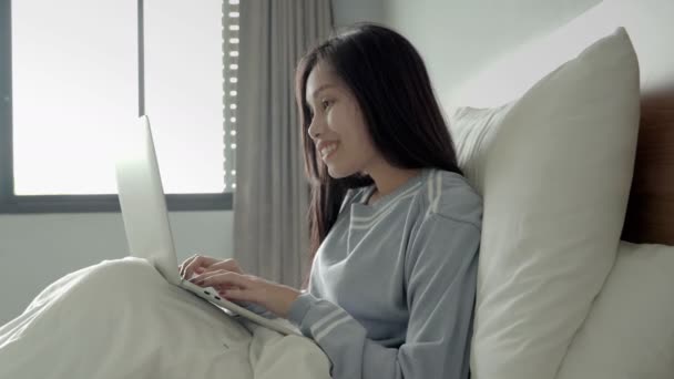 Asyalı Güzel Kızlar Yatakta Sosyal Ağlarla Oynamak Için Defteri Kullanıyorlar — Stok video