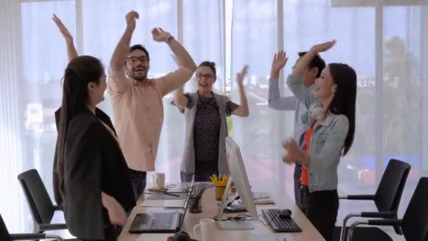 Лідер Бізнес Команди Закликає Членів Команди Приєднатися Рук Щоб Показати — стокове відео