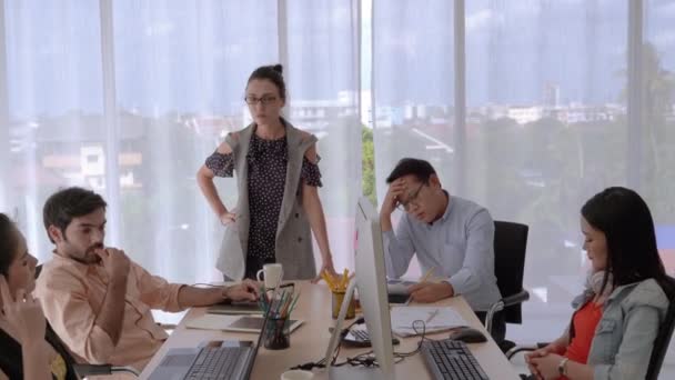 Guindaste Tiro Zoom Vídeo Fora Equipes Negócios Estão Discutindo Uns — Vídeo de Stock
