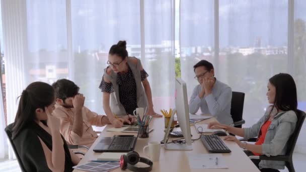 Business Teams Discussiëren Elkaar Omdat Niet Voldoen Aan Doelstellingen — Stockvideo