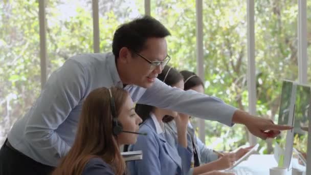 Supervisor Praat Introduceert Werk Voor Het Call Center Team Prestatie — Stockvideo