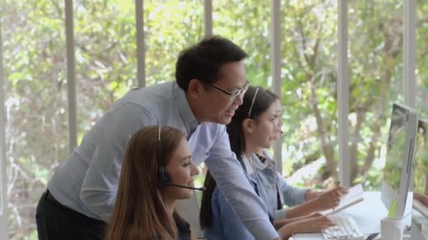 Supervisor Está Conversando Apresentando Trabalho Para Equipe Call Center Equipa — Vídeo de Stock