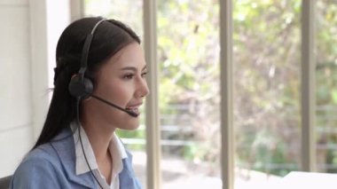 Güzel çağrı merkezi personeli klavyeleri daktilo ediyor ve arkadaşça konuşuyorlar, gülümseyen servisler sunuyorlar, servis ile ilgileniyorlar..