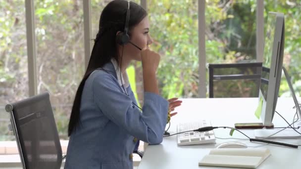 Het Prachtige Call Center Personeel Typt Toetsenborden Praat Een Vriendelijke — Stockvideo