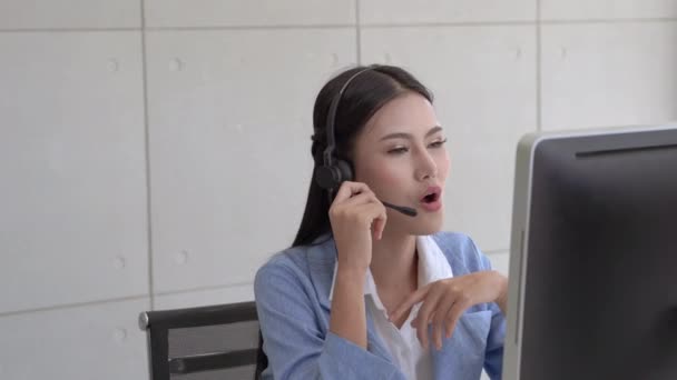 Het Prachtige Call Center Personeel Typt Toetsenborden Praat Een Vriendelijke — Stockvideo