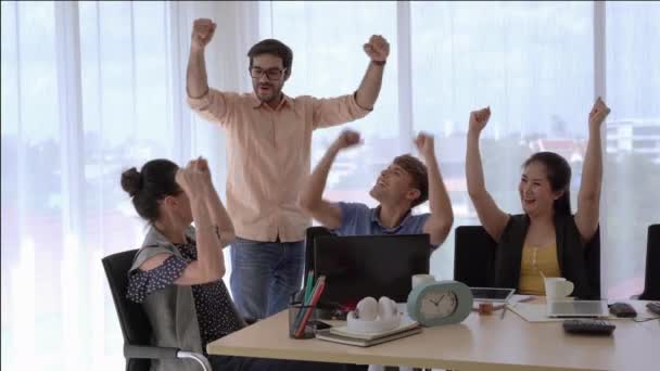 Team Lavoro Applaudito Sua Gioia Dopo Aver Raggiunto Gli Obiettivi — Video Stock