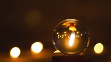 Büyücülerin kristal küresi ve mum ışığı, Cadılar Bayramı 'nın sihirli gizemi kavramı.