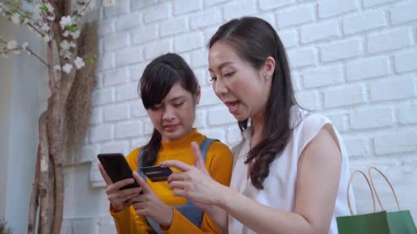 Asiatische Teenager Töchter Und Mütter Kaufen Mit Kreditkarten Über Mobiltelefone — Stockvideo