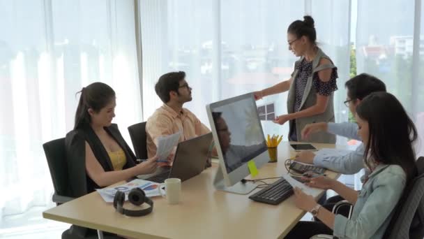 Líder Equipe Negócios Sexo Feminino Está Apresentando Plano Reunião Brainstorming — Vídeo de Stock