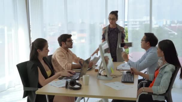 Líder Del Equipo Empresarial Femenino Está Presentando Plan Una Reunión — Vídeos de Stock