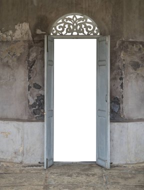 Eski kapılar ve duvarlar, beyaz arka planda kırpma yolu ile izole edilmiş.