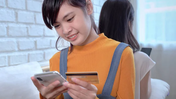 Ázsiai Tizenéves Lányok Használják Online Hitelkártya Vásárlás Mobiltelefonok — Stock Fotó