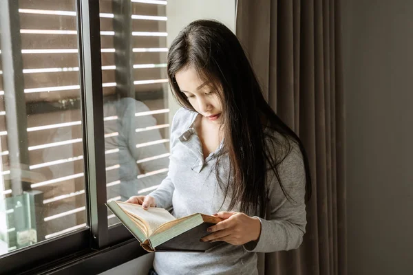 Ázsiai Lány Diákok Állnak Készenlétben Hogy Könyveket Olvassanak Ablaknál — Stock Fotó