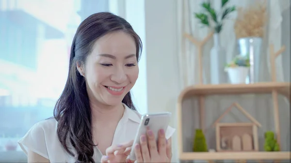 Азиатские Женщины Среднего Возраста Играют Мобильных Телефонах Лицензионные Стоковые Изображения