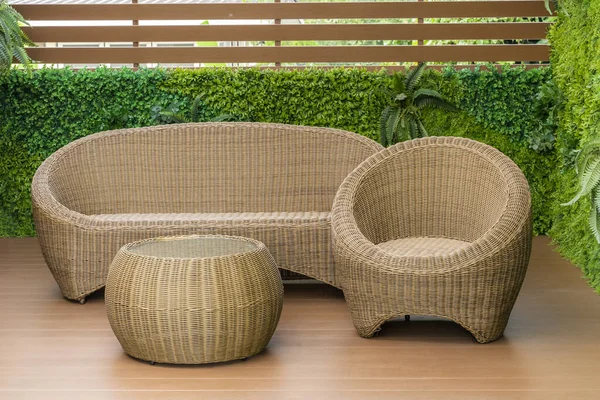 Oturma odasındaki terasa, doğanın taklidiyle dekore edilmiş bir kanepe konur..