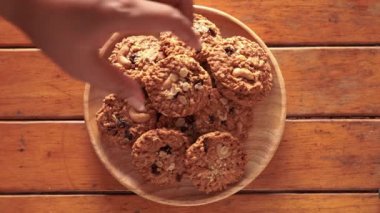 Çırpılmış el, ahşap tabaktan kurabiyeyi aldı..