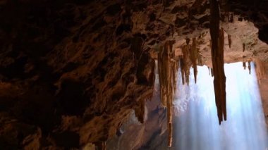 Işığı mağaradan yansıt ve yakınlaştır. Tayland 'ın muhteşem turistik merkezi, Khao Luang Mağarası, Phetchaburi Eyaleti.