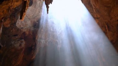 Işık 'ın mağaradaki videosunu yakınlaştır. Tayland 'ın muhteşem turistik merkezi, Khao Luang Mağarası, Phetchaburi Eyaleti.