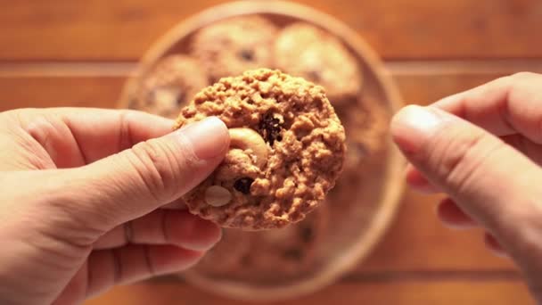 Plätzchen Von Hand Brechen Das Essen Erleichtern — Stockvideo