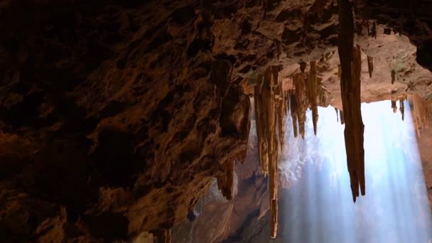 Panorámica Zoom Vídeo Luz Cueva Naturaleza Maravillosa Atracción Turística Tailandia — Vídeos de Stock