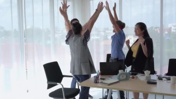 Бізнес Команда Встала Танцювала Щасливо Після Досягнення Своїх Командних Цілей — стокове відео