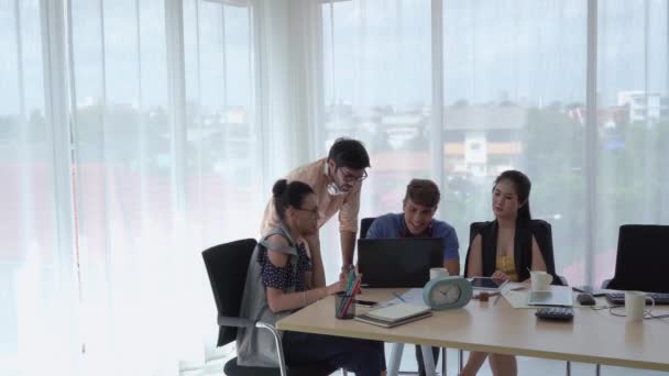 Equipe Negócios Olhou Para Tela Computador Aplaudiu Alegria Depois Que — Vídeo de Stock