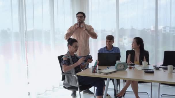 Les Gens Affaires Dansent Pour Détendre Dans Salle Réunion — Video