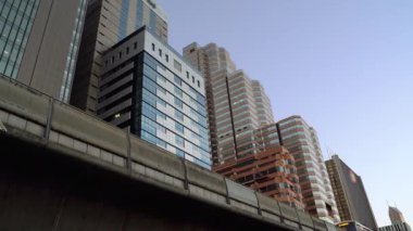 Bangkok 'ta yerden yükselen raylı tren.