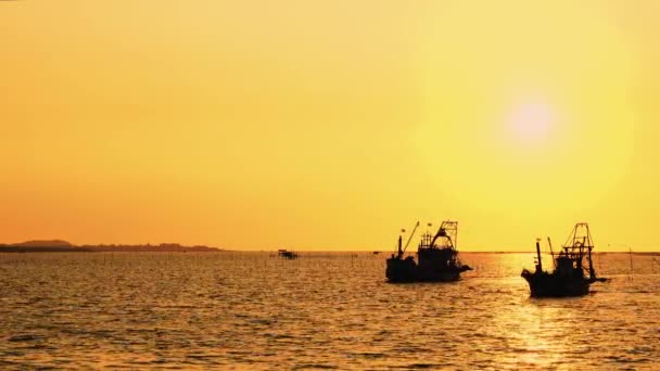 Ein Fischerboot Nähert Sich Der Abenddämmerung Dem Ufer — Stockvideo