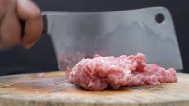 Eti Kesmek Için Bir Bıçak Kullanın Ahşap Kesim Tahtasının Üzerinde — Stok video