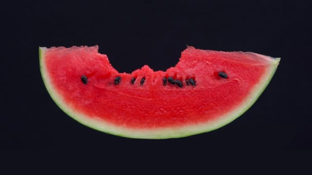 Stop Motion Essen Scheibe Wassermelone Isoliert Auf Schwarzem Hintergrund — Stockvideo