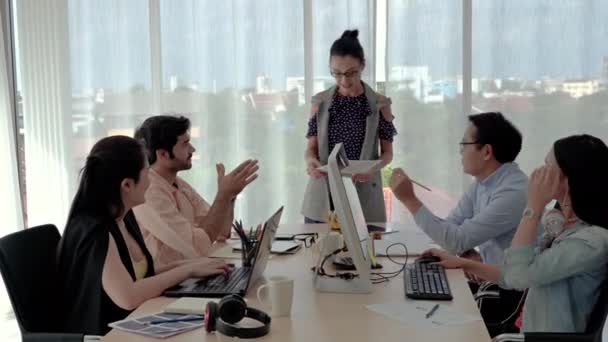 Přiblížení Video Záběr Vedoucí Ženského Obchodního Týmu Představuje Plán Brainstorming — Stock video
