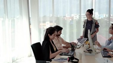 İş dünyasının kadın liderinin video görüntüsü, iş ekibinin başarılı olması için bir plan ve beyin fırtınası toplantısı sunuyor..